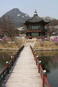 Image of a Korean temple in the countryside